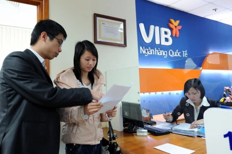 越南國際銀行（VIB）分行內，行員向民眾說明申辦文件。隨越南推出新設中小企業前三年免企業所得稅等扶植措施，市場關注稅務優惠與融資服務能否協助企業度過景氣波動期。（圖片翻攝自 Znews）