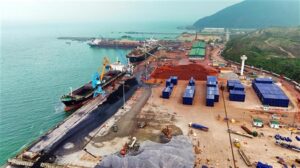 越南政府要求各省市在 2026 年對齊「至少 10%」的經濟成長目標，並以交通與港口等大型基礎建設作為帶動投資與物流效率的關鍵支撐。圖為越南一處港區作業景象。圖片翻攝自 vietnamnews.vn