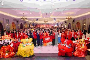 啟動典禮現場冠蓋雲集，祥獅獻瑞與財神爺為活動揭開吉祥序幕，預祝會務昌隆。數百位台越企業主與 BNI 嘉賓齊聚平陽 Sesan 酒店，共同見證這場年度商業盛事，現場氣氛熱烈非凡。（圖／欒金鳳 提供）