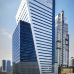 Globe 在大馬尼拉 BGC 的辦公大樓外觀示意。公司表示服務營收續創新高，但資本支出帶來的成本結構變化仍是投資人關注焦點。（圖片來源：Office Pro Philippines）