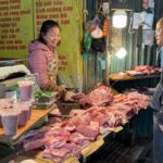 越南市場豬肉攤位持續交易。據勞動報報導，越南生豬價2日續跌並跌破每公斤7.9萬盾。圖／勞動報