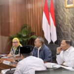 印尼食物事務統籌部長祖爾基夫利・哈山（右）與相關部會及國營企業代表在雅加達召開會議，說明政府推進「紅白村莊合作社」（KDMP）設施建置進度，目標於2026年5月前完成3萬處村莊合作社據點，以強化鄉村物資供應與在地通路。圖片來源：安塔拉通訊社（Antara News）