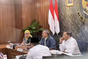 印尼食物事務統籌部長祖爾基夫利・哈山（右）與相關部會及國營企業代表在雅加達召開會議，說明政府推進「紅白村莊合作社」（KDMP）設施建置進度，目標於2026年5月前完成3萬處村莊合作社據點，以強化鄉村物資供應與在地通路。圖片來源：安塔拉通訊社（Antara News）