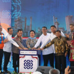 印尼政府官員與普普克卡爾蒂姆（Pupuk Kaltim）管理階層在東加里曼丹邦唐（Bontang）出席「氨二廠翻新工程」啟用儀式，官方稱此案將提升製程效率並降低能耗，以支撐國內肥料供應與糧食自給政策。圖片翻攝自印尼農業部官網。