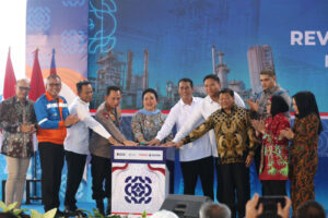 印尼政府官員與普普克卡爾蒂姆（Pupuk Kaltim）管理階層在東加里曼丹邦唐（Bontang）出席「氨二廠翻新工程」啟用儀式，官方稱此案將提升製程效率並降低能耗，以支撐國內肥料供應與糧食自給政策。圖片翻攝自印尼農業部官網。