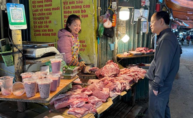 越南市場豬肉攤位持續交易。據勞動報報導，越南生豬價2日續跌並跌破每公斤7.9萬盾。圖／勞動報