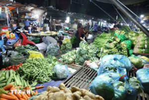 越南河內春節後市場復市，物價供需大致平衡，官方續監控。（圖截自：越通社 VietnamPlus