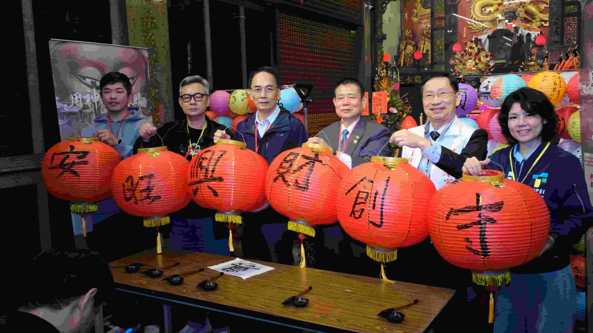 隱身艋舺巷弄 200 年!艋舺龍津宮打破「家廟」藩籬 圖說三、龍津宮發起「200 顆燈籠的承諾」行動,邀請在地居民與青年代表共創燈籠祝禱語,讓信仰從家族象徵轉化為屬於萬華庶民的公共記憶。(左至右:川業肉圓 四代接班人 陳勁宏、台北市林姓宗親總會 總會長 林澂河、臺北市政府民政局副局長 吳坤宏、行政院政務顧問 林進發、龍津宮主委 林政平、菜園里里長 蔡蕙而。圖片提供:艋舺龍津宮)