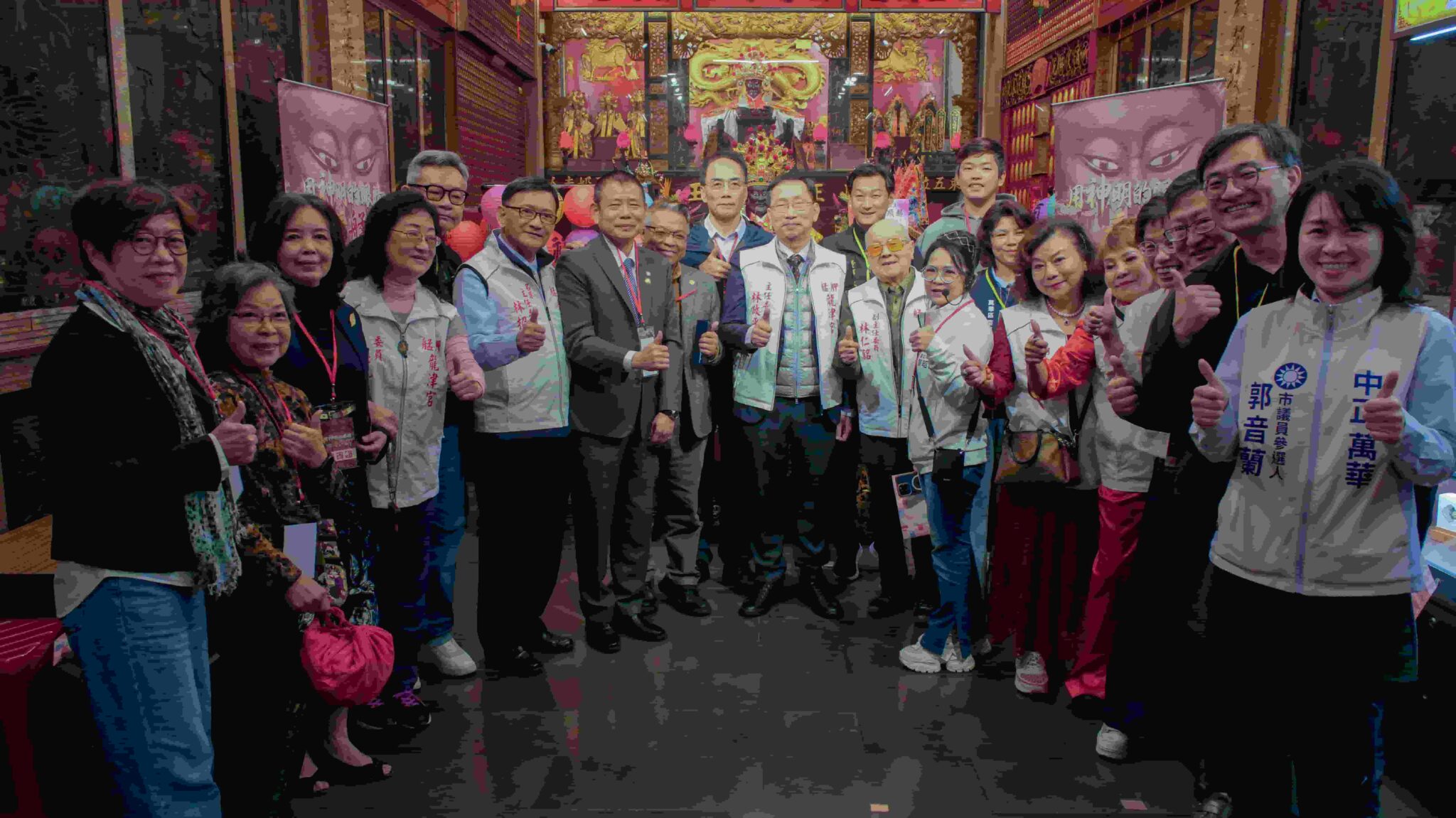 隱身艋舺巷弄 200 年!艋舺龍津宮打破「家廟」藩籬 圖說四、龍津宮 200 週年特刊啟動記者會中,主委林政平與百位來賓共同向順正府大王公參拜,象徵兩百年信仰傳承的延續。(圖片提供:艋舺龍津宮)