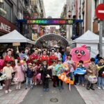 大小朋友提著造型燈籠穿梭在台北燈節展區中吸引民眾注意