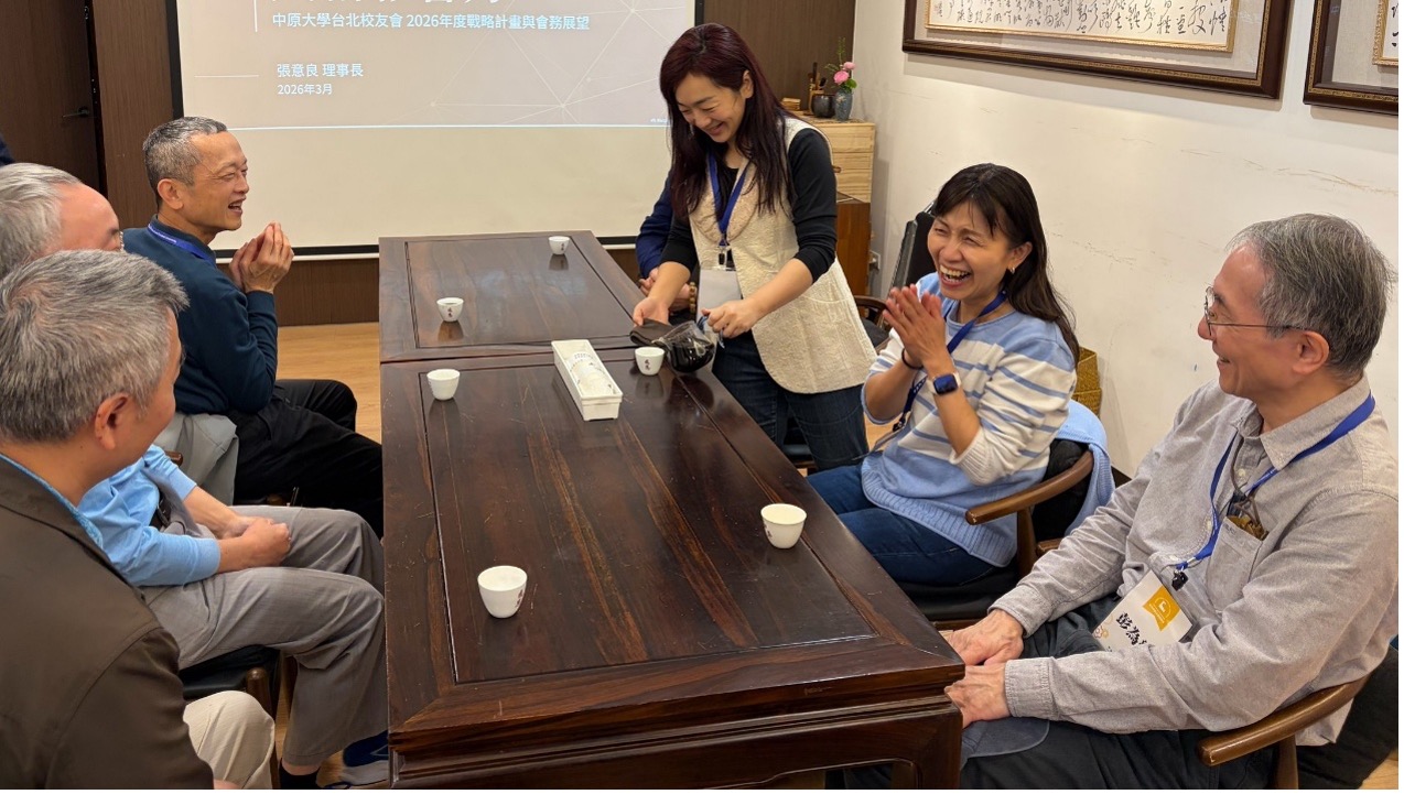 【人物報導】林霏虹推廣奉茶文化 傳承古樹茶價值 林霏虹於校友會會議上親自向學長姐奉茶,展現尊師重道的傳承精神。圖/中原大學台北校友會提供
