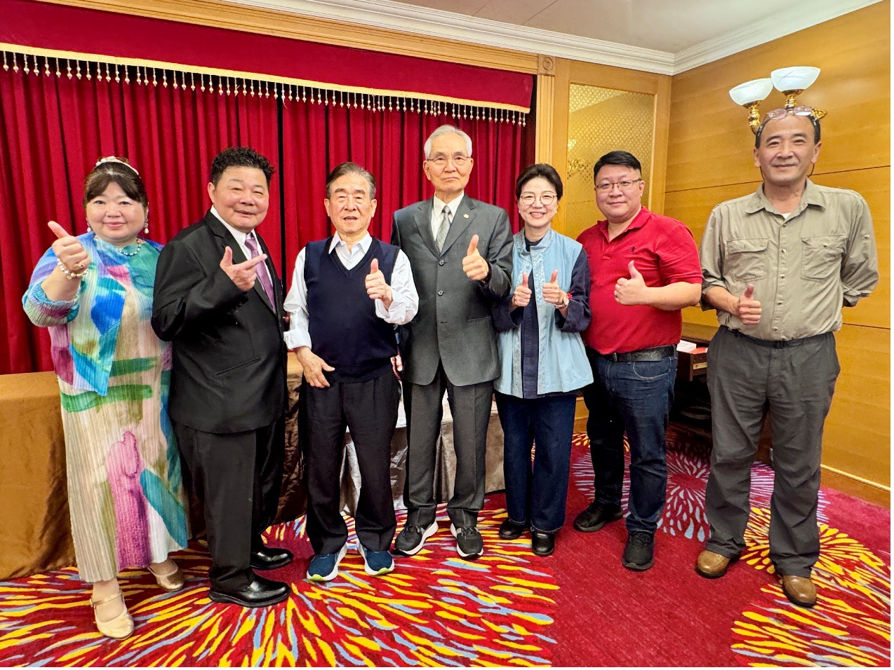 台北市嘉義縣同鄉會青年團成立 凝聚學子回饋鄉里 各界社團領袖鼎力相助,左起依序為莊淑娟夫人、林振櫂理事長、邱和宗理事長、楊焜燿主任委員、林芳寬副理事長、張意良理事長、林煒迪理事長等人合影,展現跨世代傳承的決心。