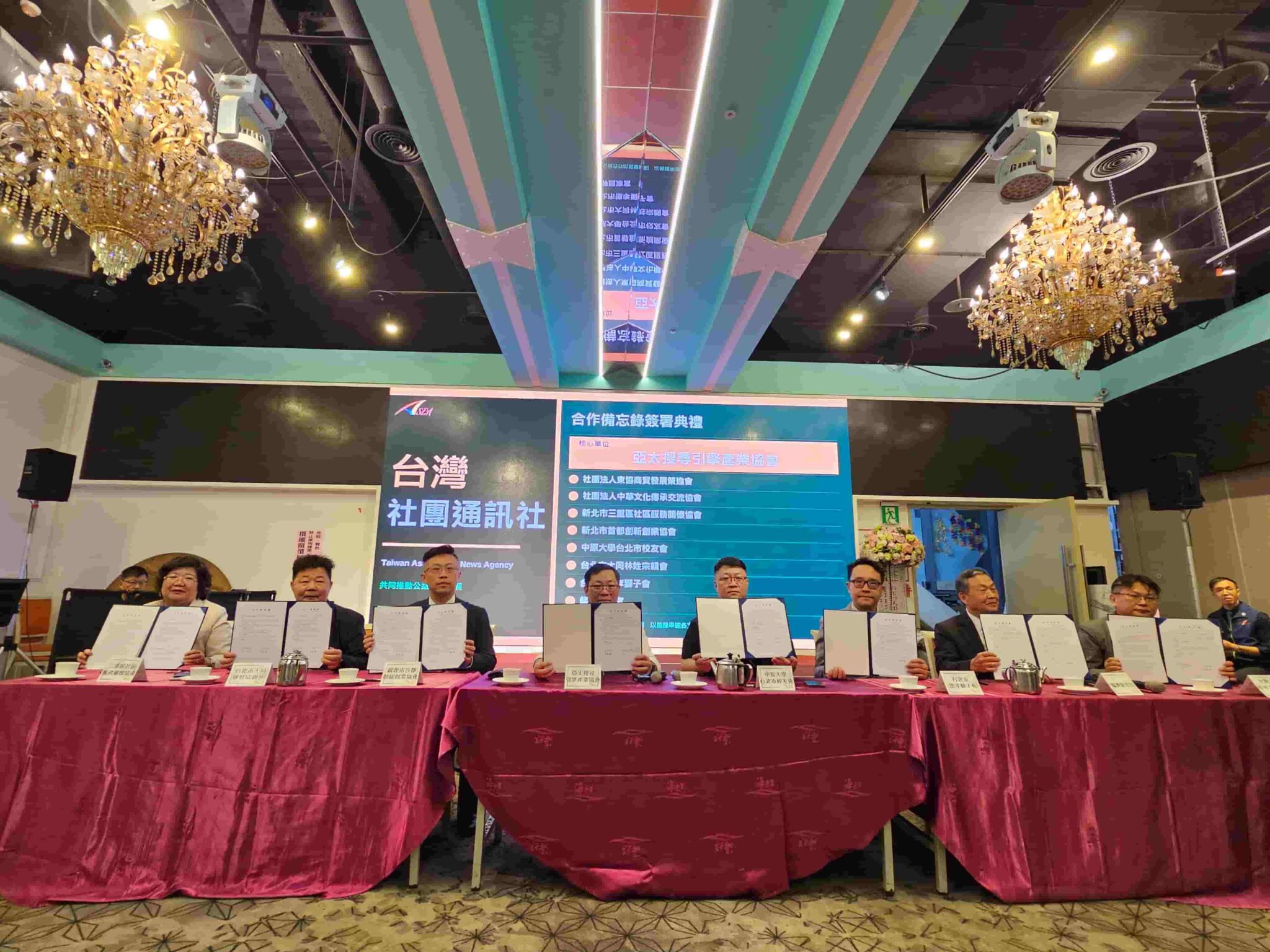 空調師傅走入公益 冷氣家黃柏融獲頒「公益專家」聘書 台灣社團通訊社MOU簽署儀式。圖 / 亞太搜尋引擎產業協會提供