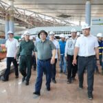 越南總理范明正在同奈省視察隆城國際機場施工進度。機場商業營運目標為2026年第四季啟動。圖／VGP