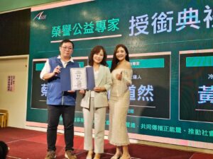 理事長黃振綱（左）頒發「公益專家」聘書予淂新室內設計總監蔡依昕（中）。圖 / 亞太搜尋引擎產業協會提供