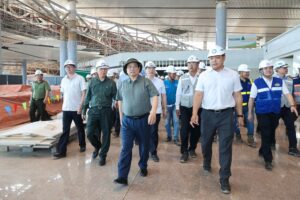 越南總理范明正在同奈省視察隆城國際機場施工進度。機場商業營運目標為2026年第四季啟動。圖／VGP